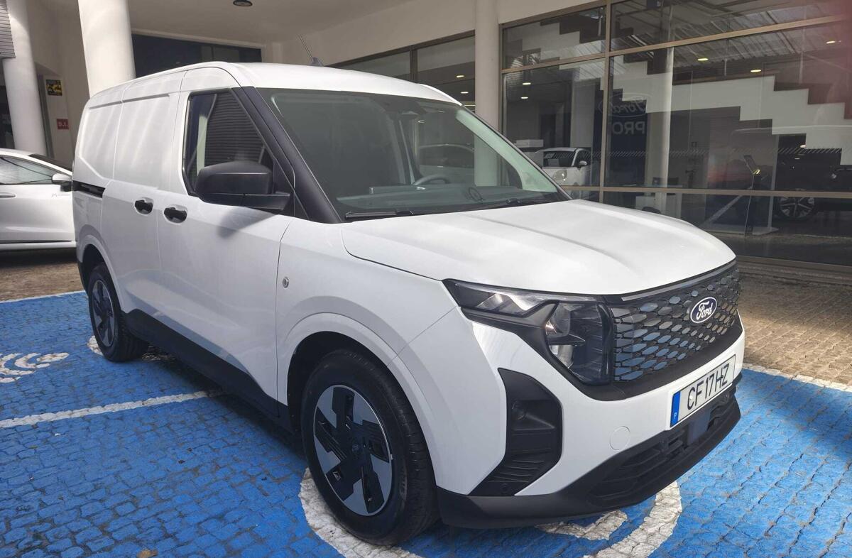 FORD Courier E-Tourneo 43 kWh Titanium