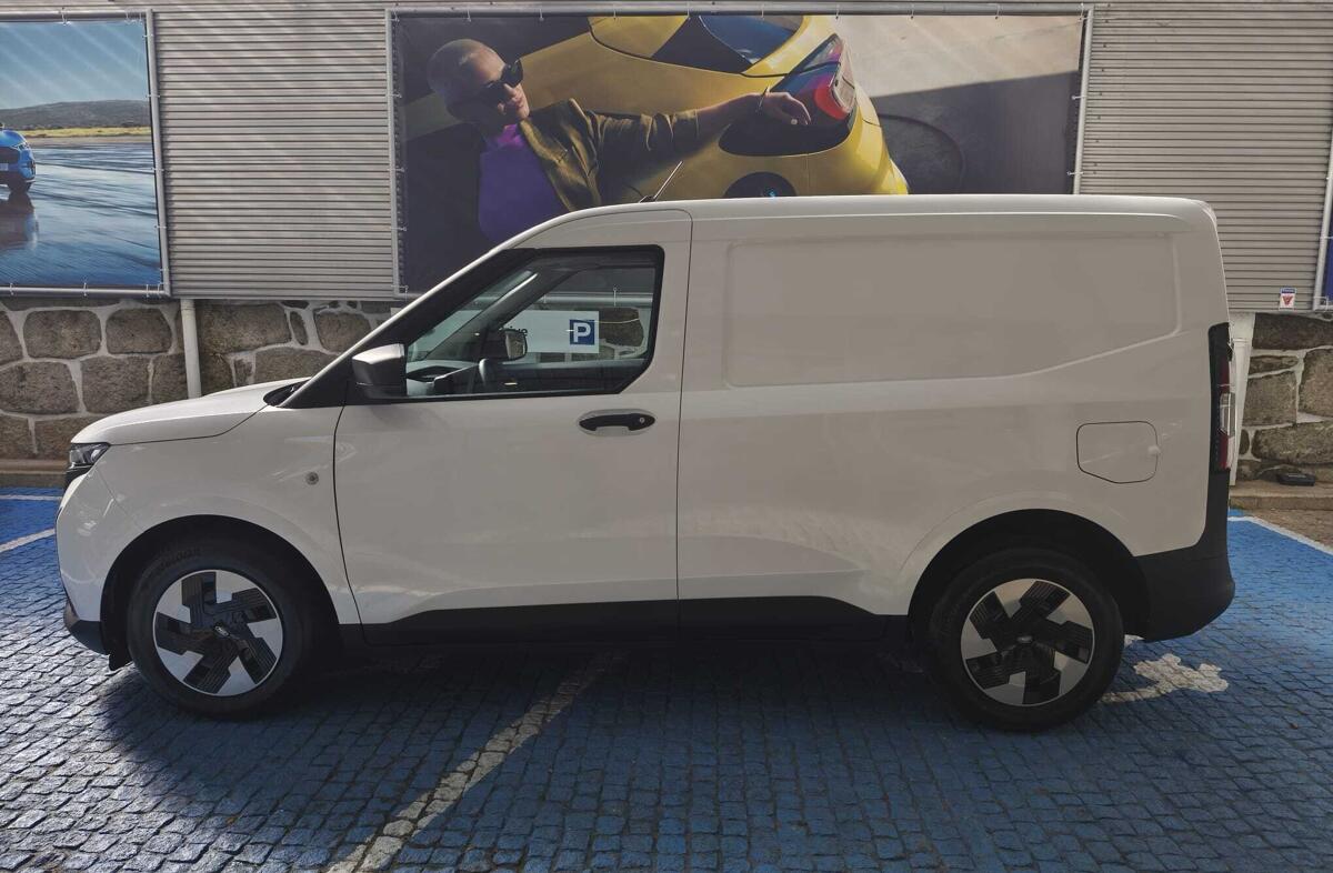 FORD Courier E-Tourneo 43 kWh Titanium