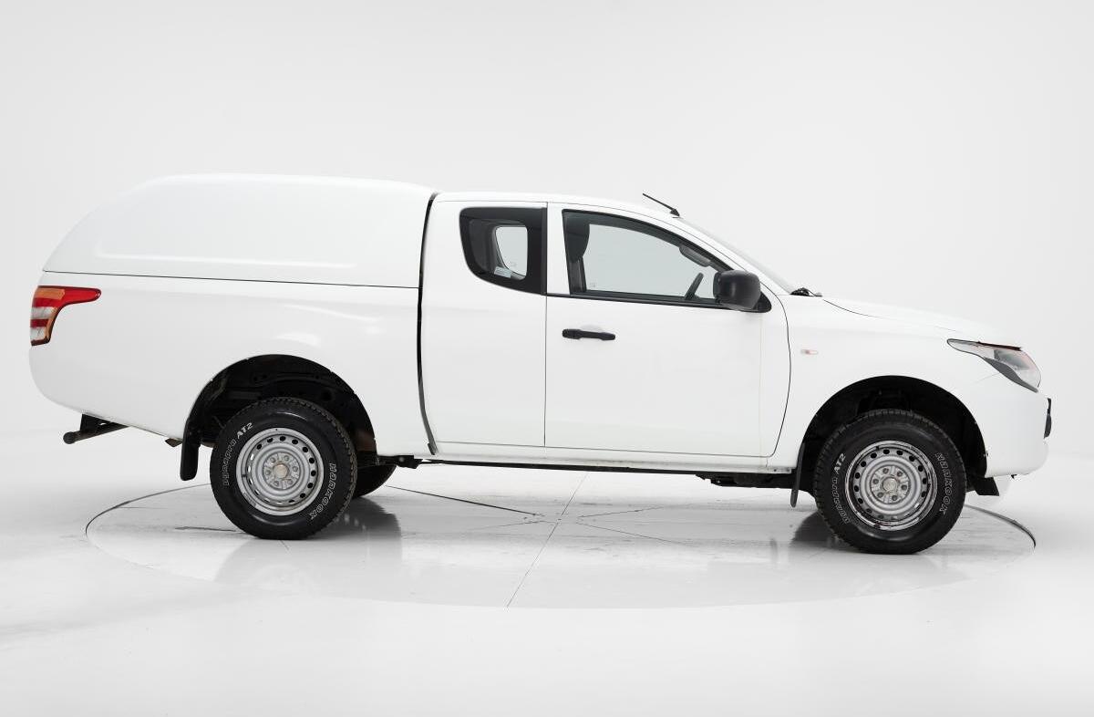 MITSUBISHI L 200 2.4 DI-D CD Invite 4WD