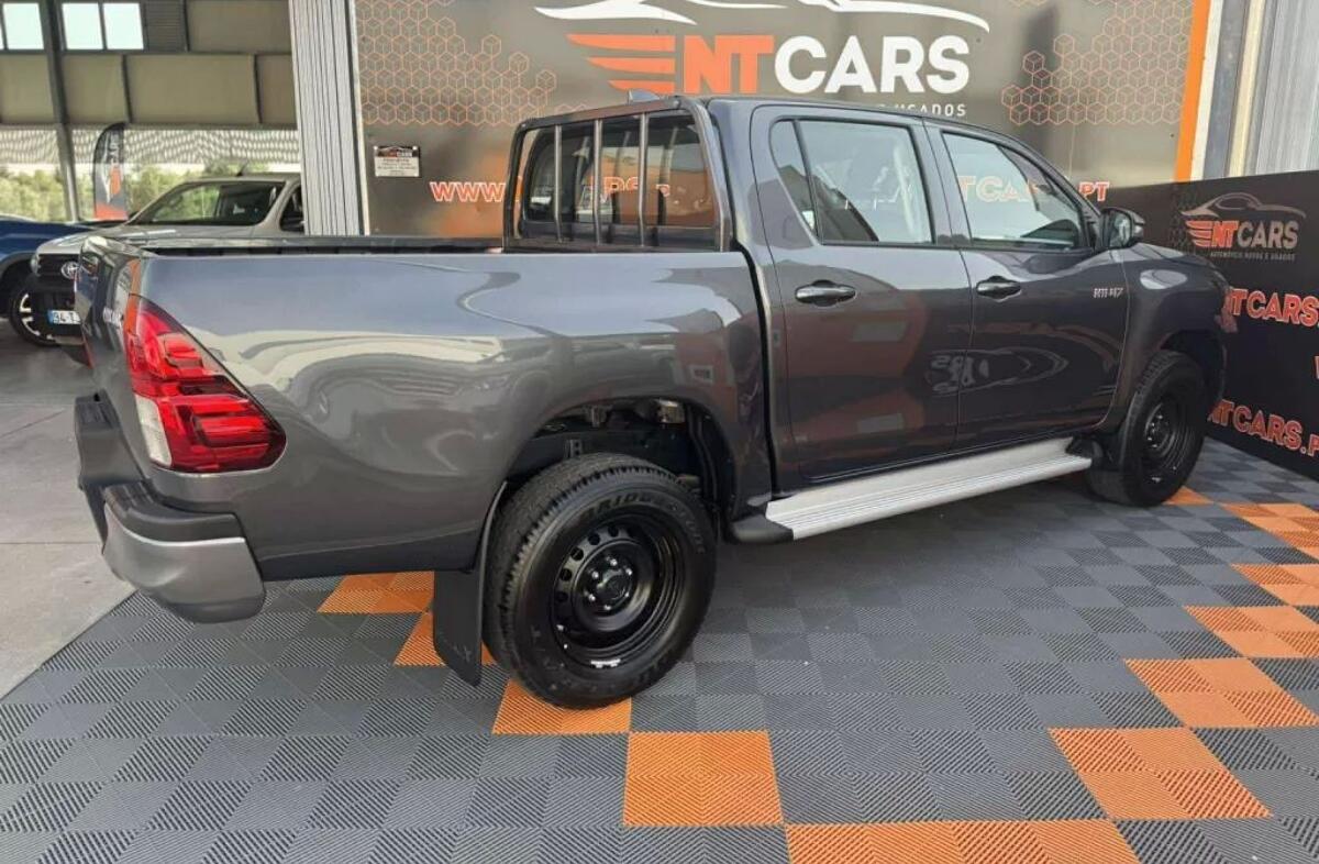 TOYOTA Hilux 2.4 D-4D 4WD Tracker