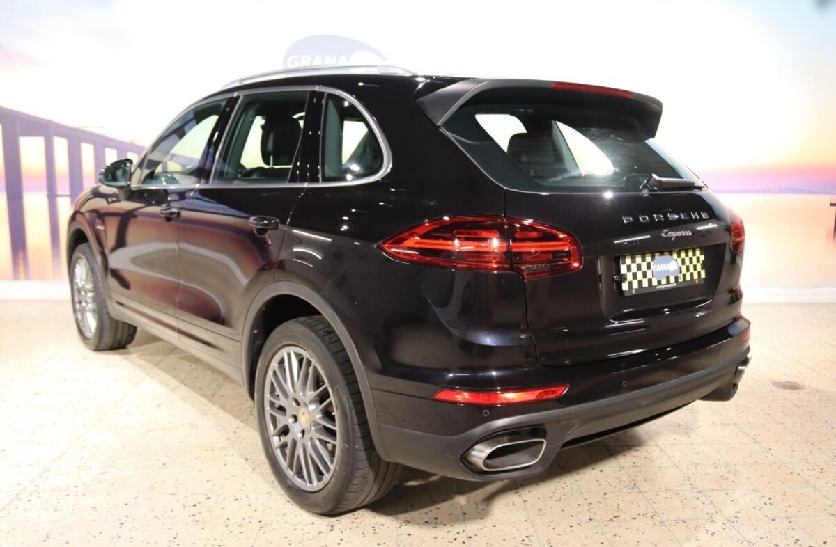PORSCHE Cayenne Platinum Edition