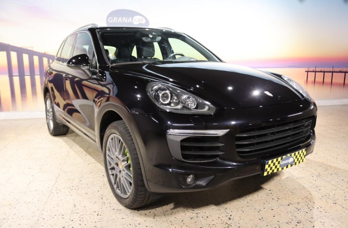 PORSCHE Cayenne Platinum Edition