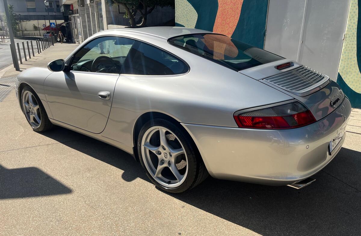 PORSCHE 911 Carrera