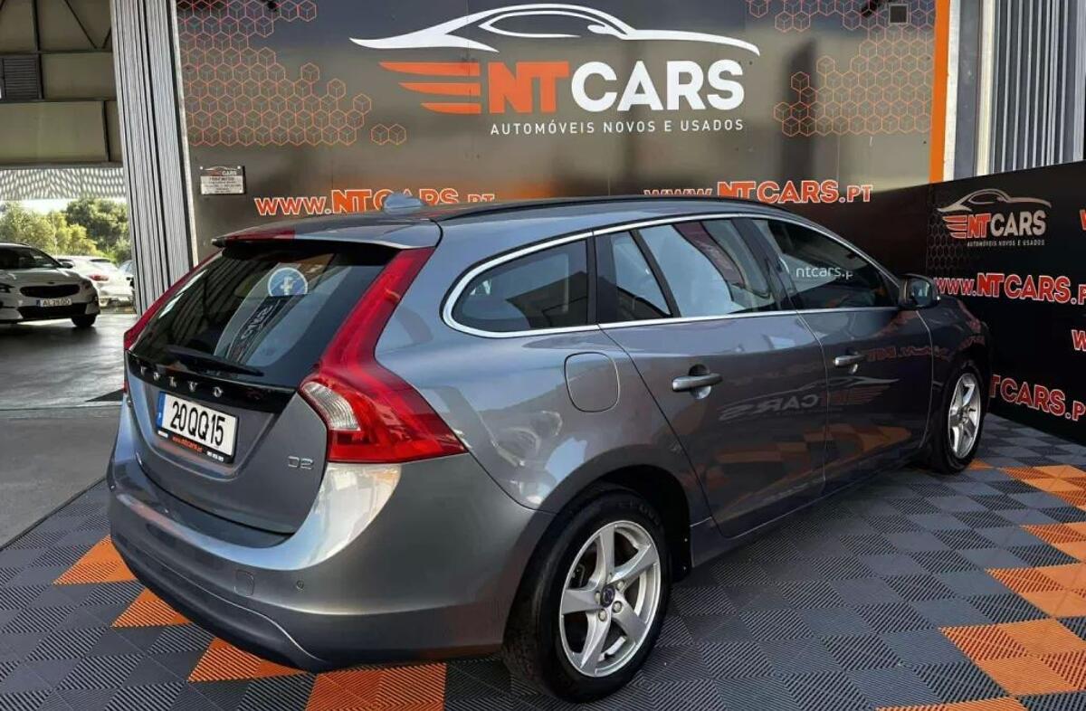 VOLVO V60 2.0 D2 Momentum Drive