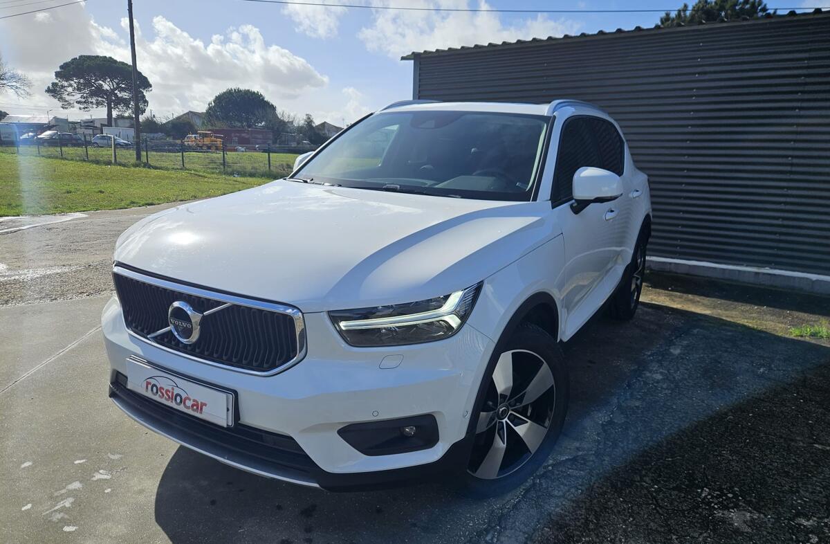 VOLVO XC40 2.0 D4 Momentum AWD