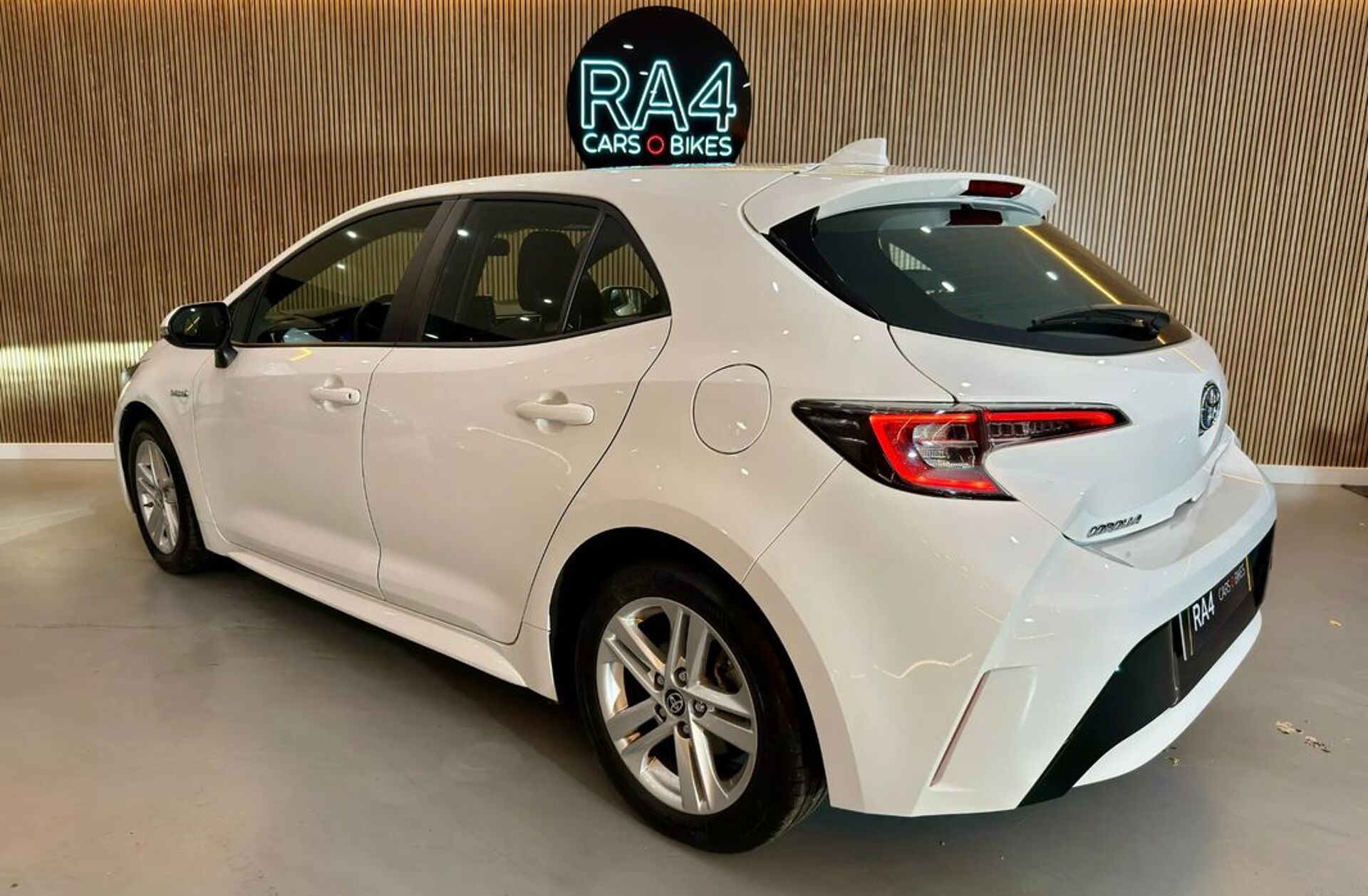 TOYOTA Corolla 1.8 Hybrid Active