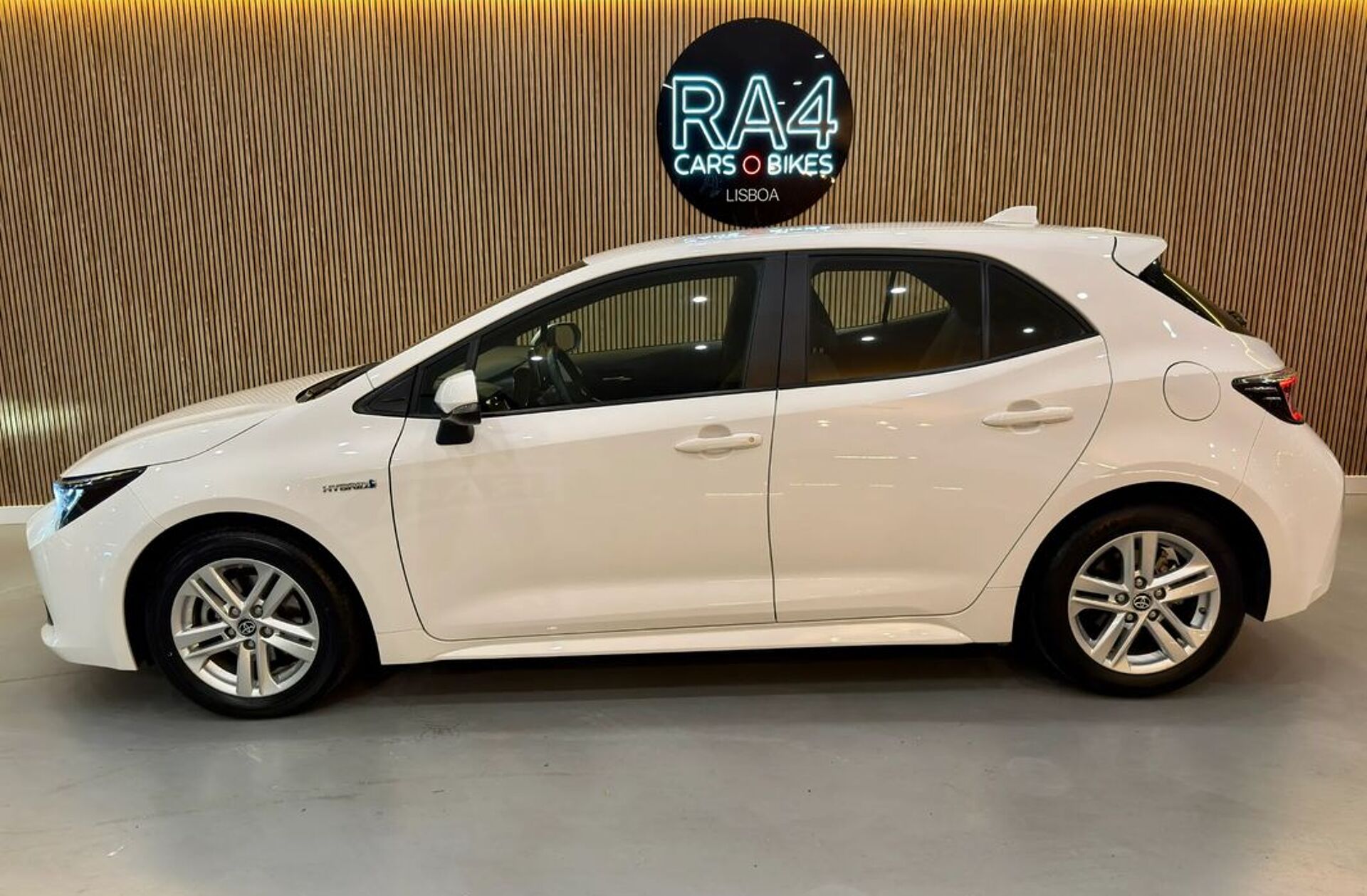 TOYOTA Corolla 1.8 Hybrid Active