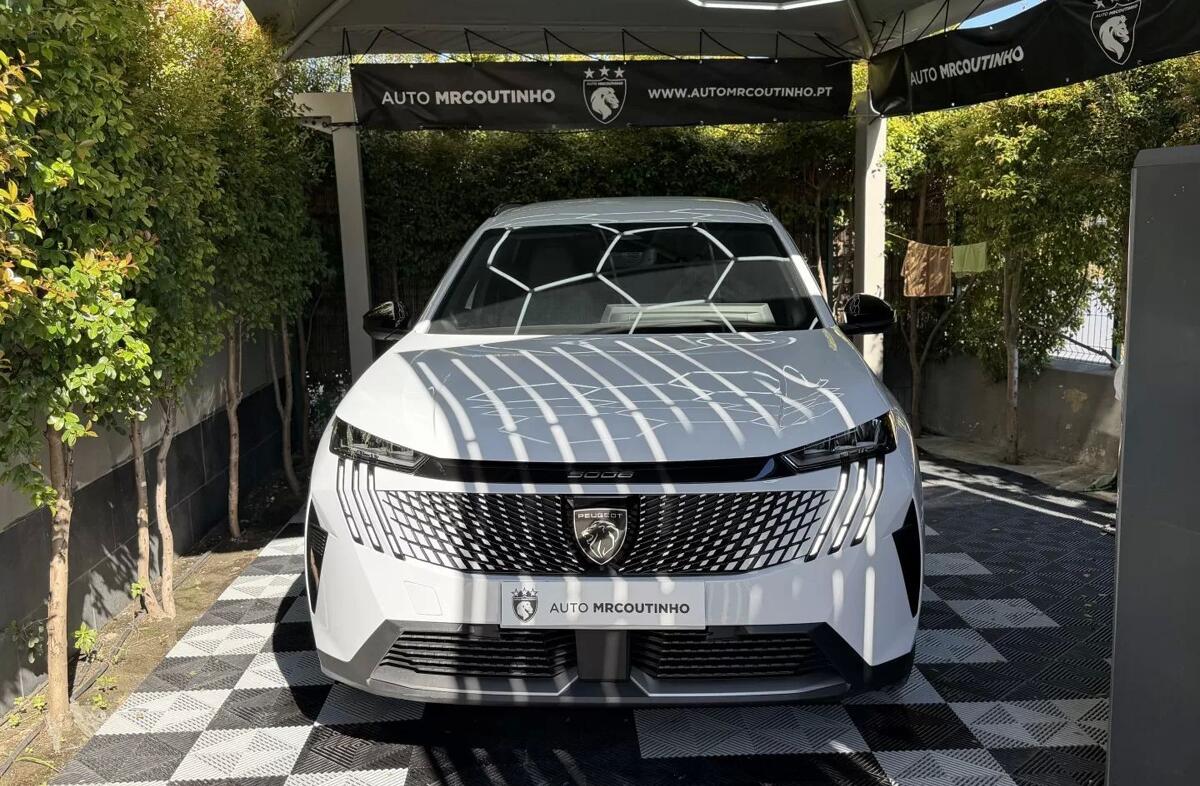 PEUGEOT 5008 1.2 Hybrid Allure e-DCS6