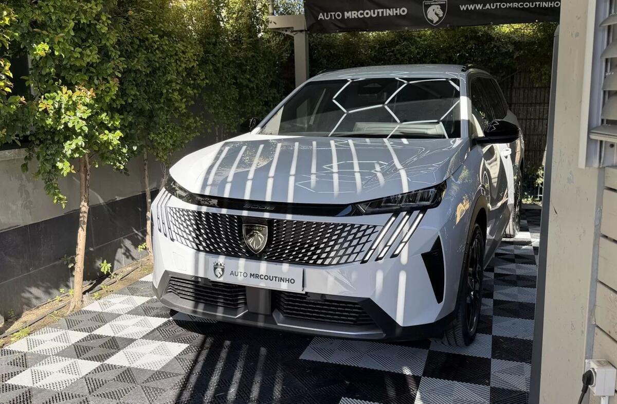 PEUGEOT 5008 1.2 Hybrid Allure e-DCS6