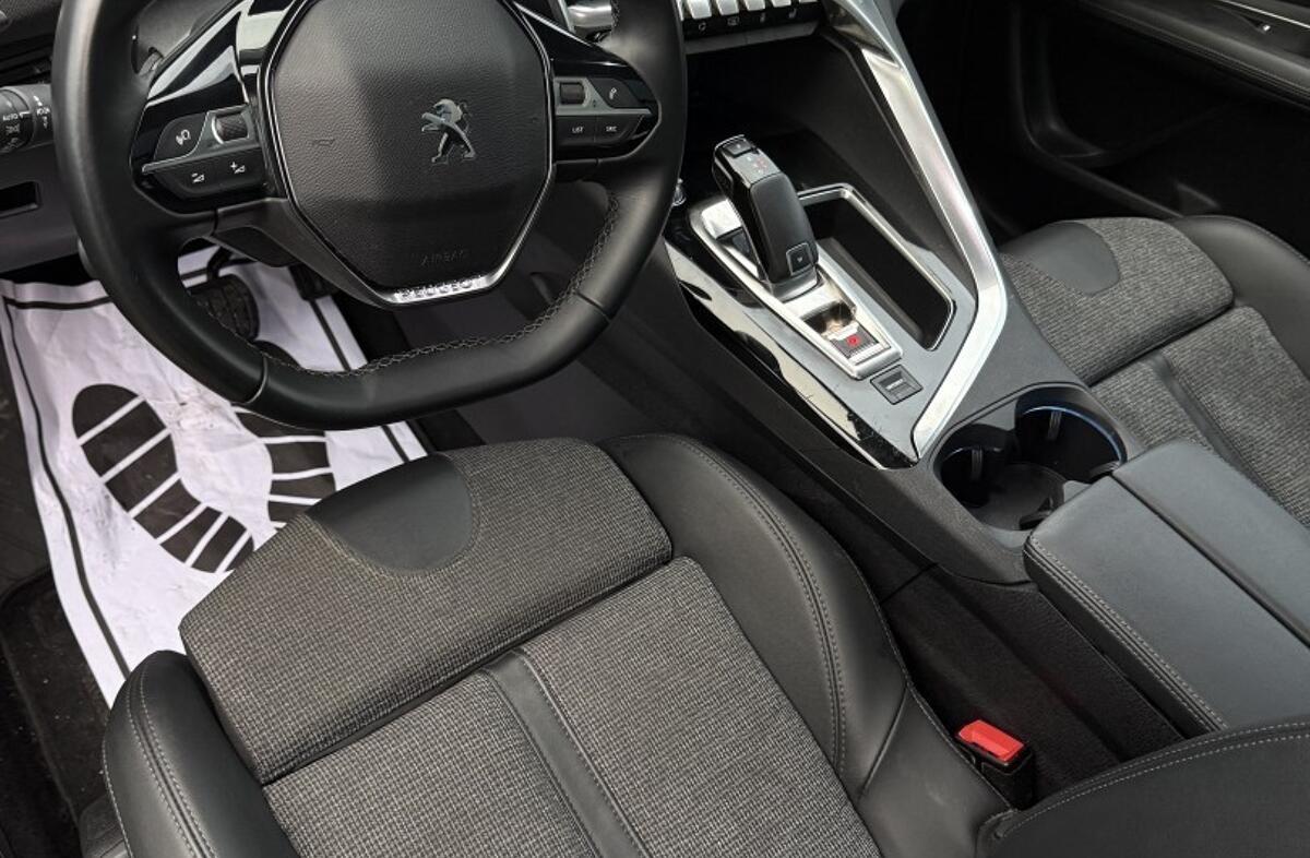 PEUGEOT 3008 1.2 PureTech GT Pack EAT8