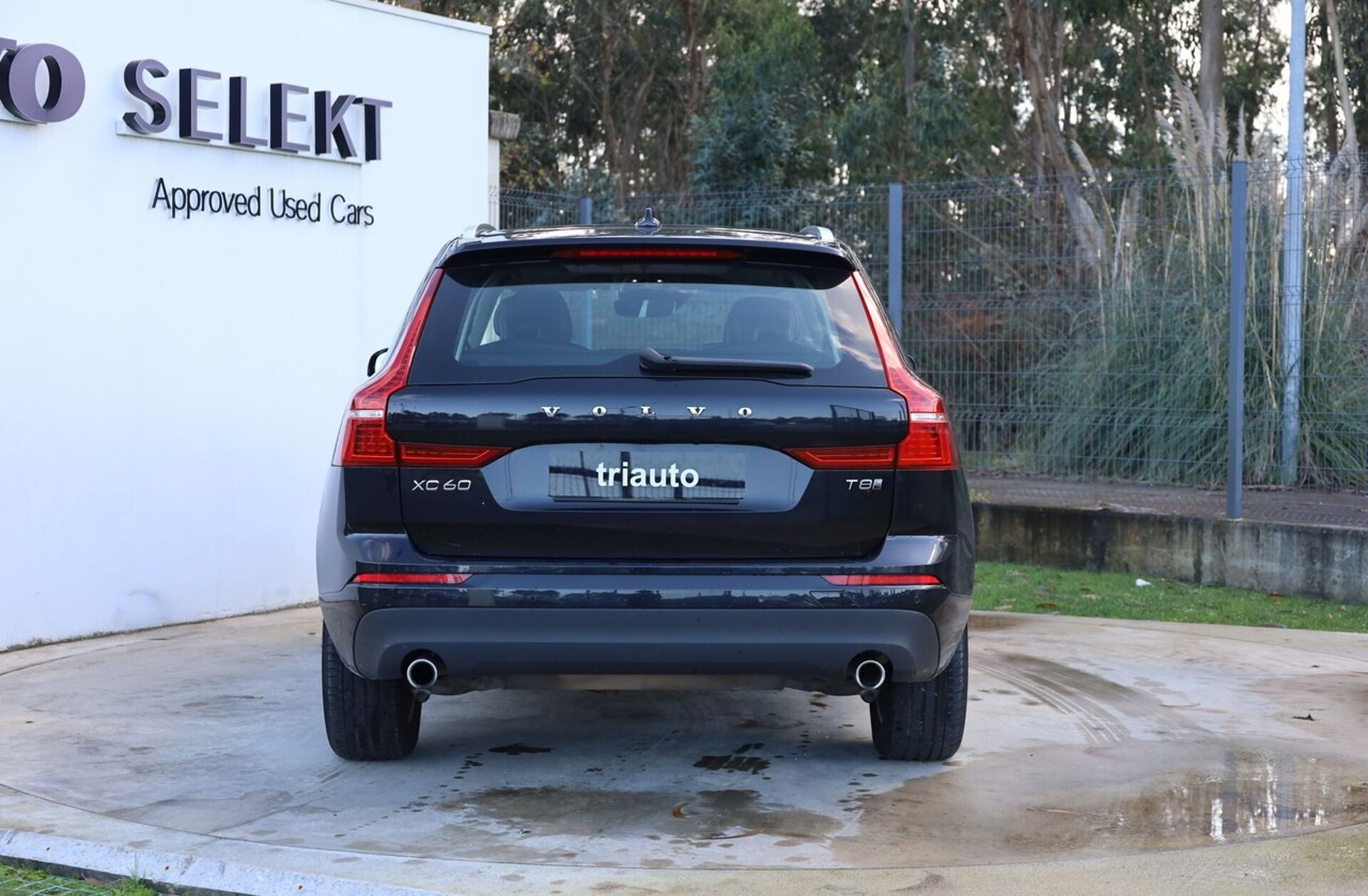 VOLVO XC60 2.0 T8 PHEV Momentum Plus AWD