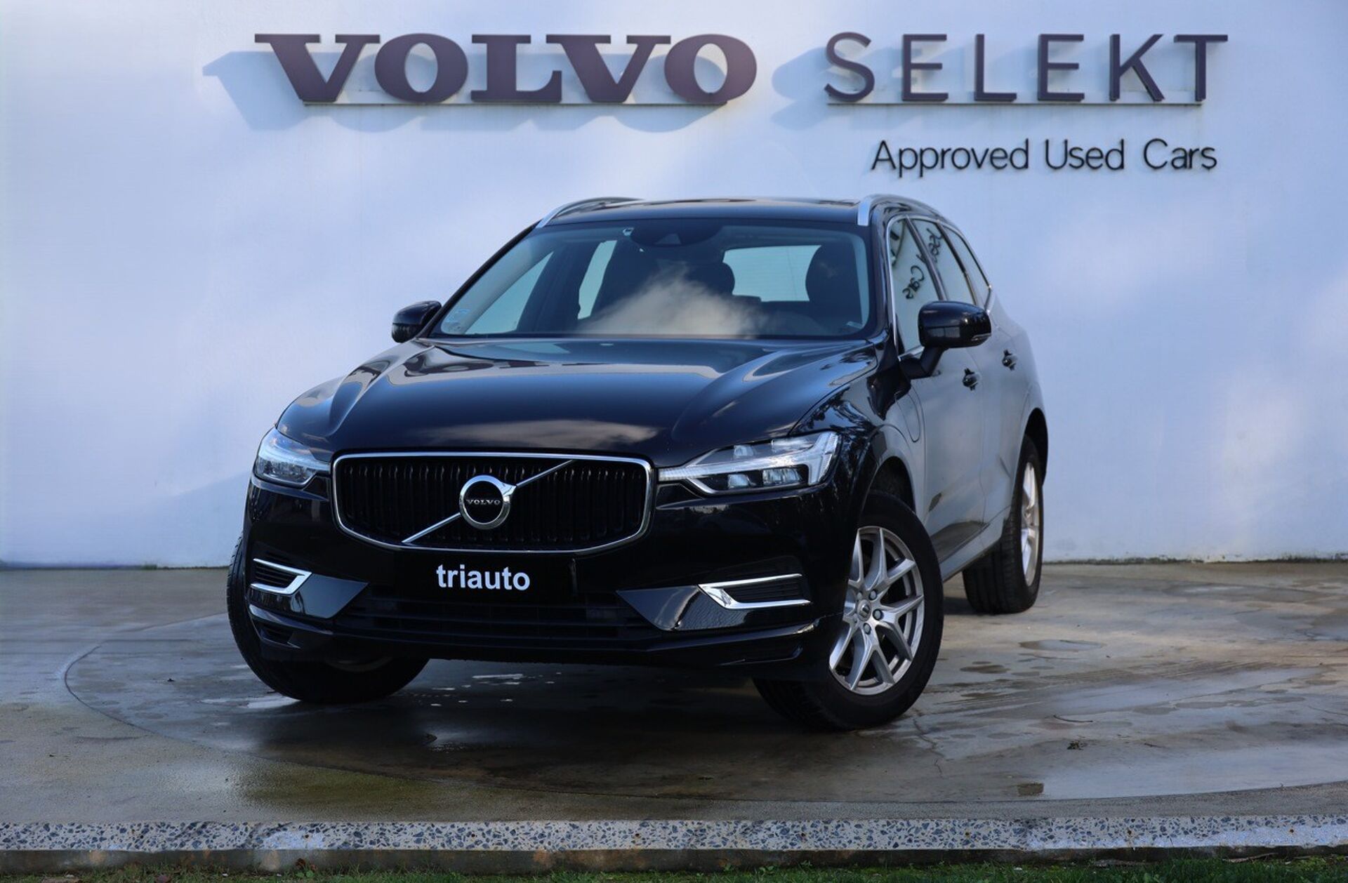 VOLVO XC60 2.0 T8 PHEV Momentum Plus AWD