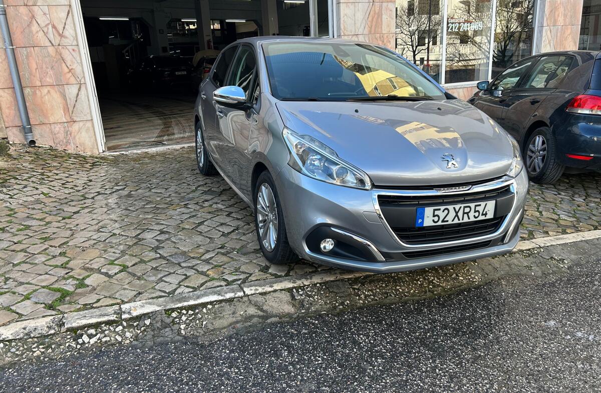 PEUGEOT 208 1.2 PureTech Signature