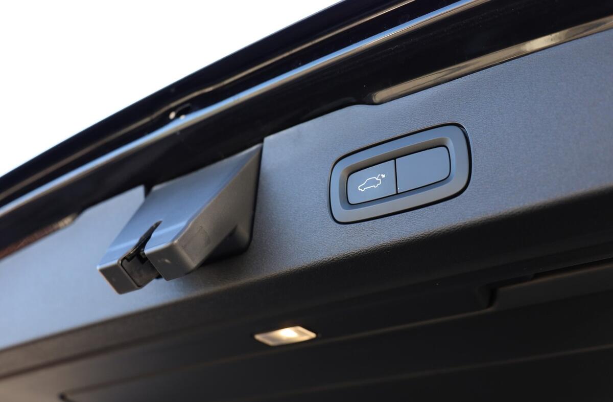 VOLVO V60 2.0 D3 R-Design Geartronic