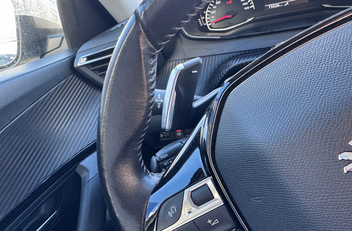 PEUGEOT 2008 1.2 PureTech Active EAT8