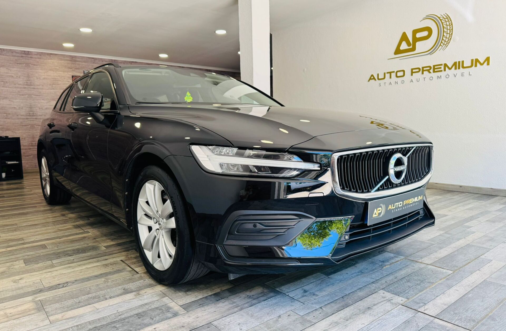 VOLVO V60 2.0 B4 Momentum Core Geartronic