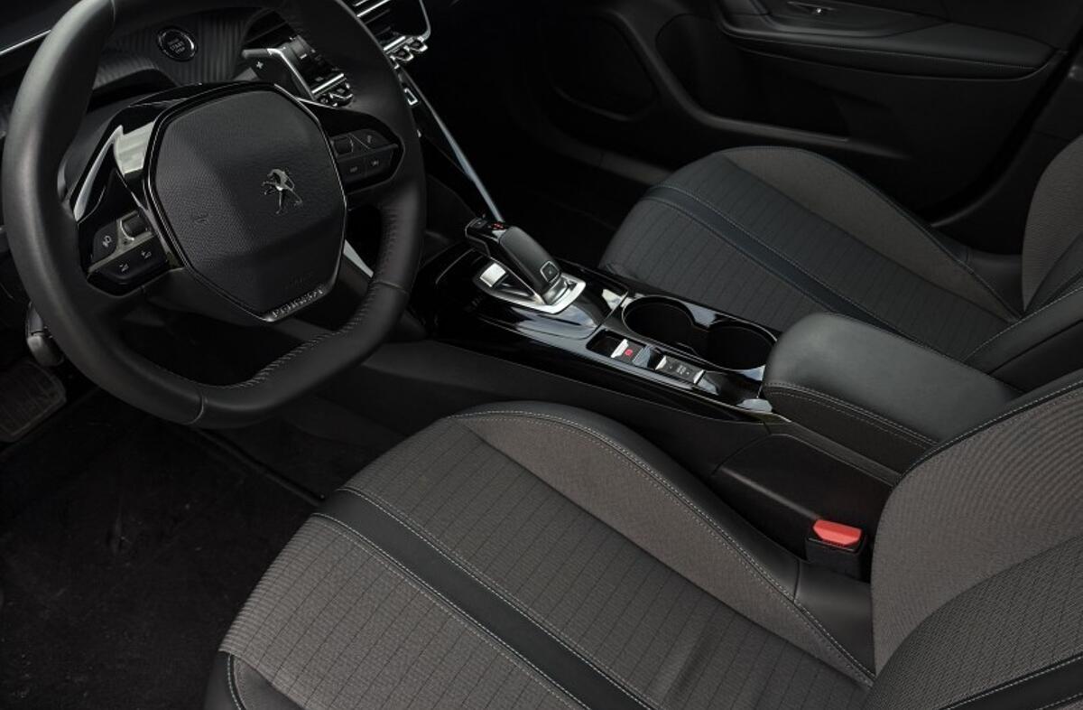 PEUGEOT 2008 1.2 PureTech Allure Pack EAT8