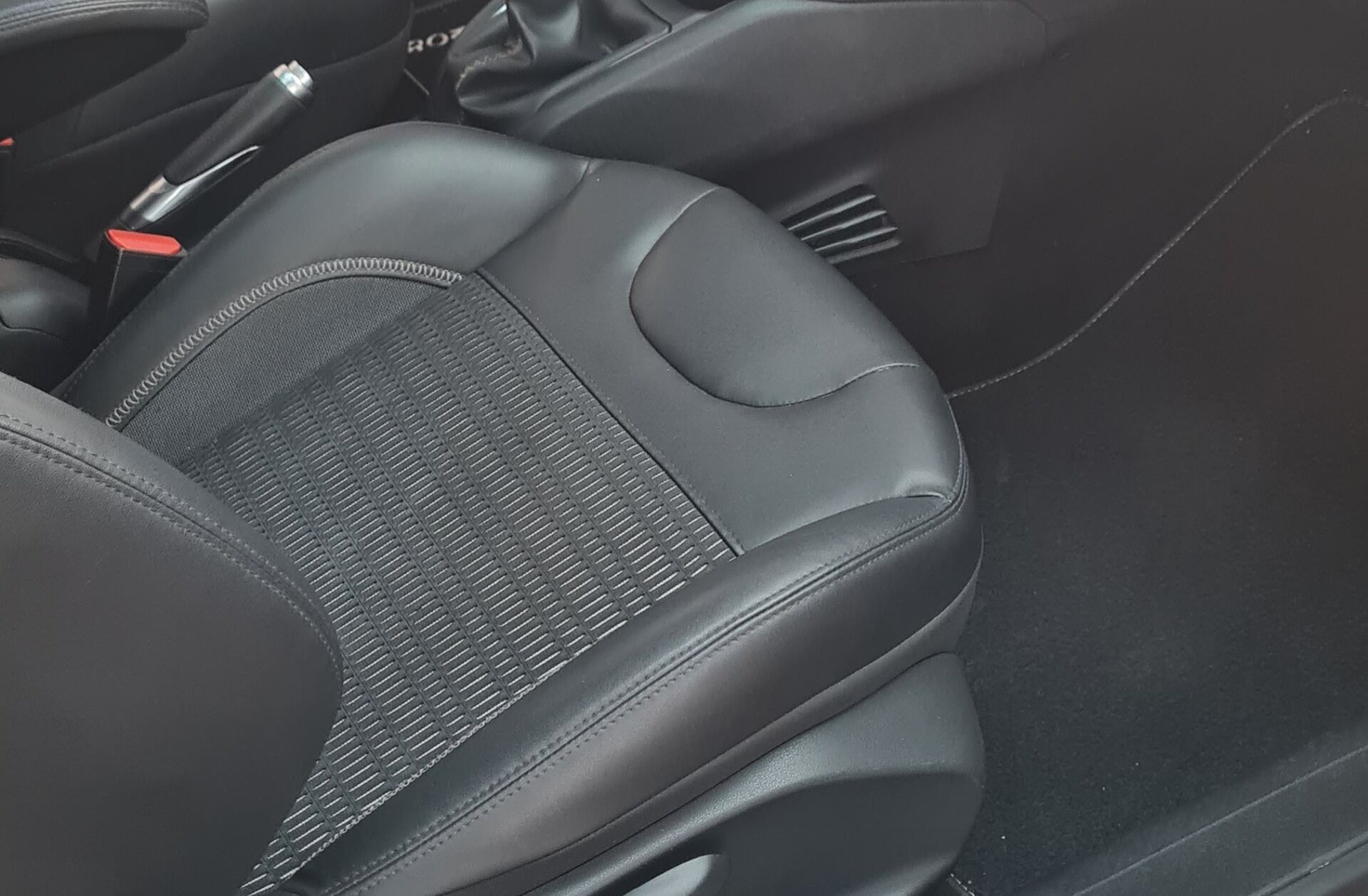 PEUGEOT 208 1.6 e-HDi Allure