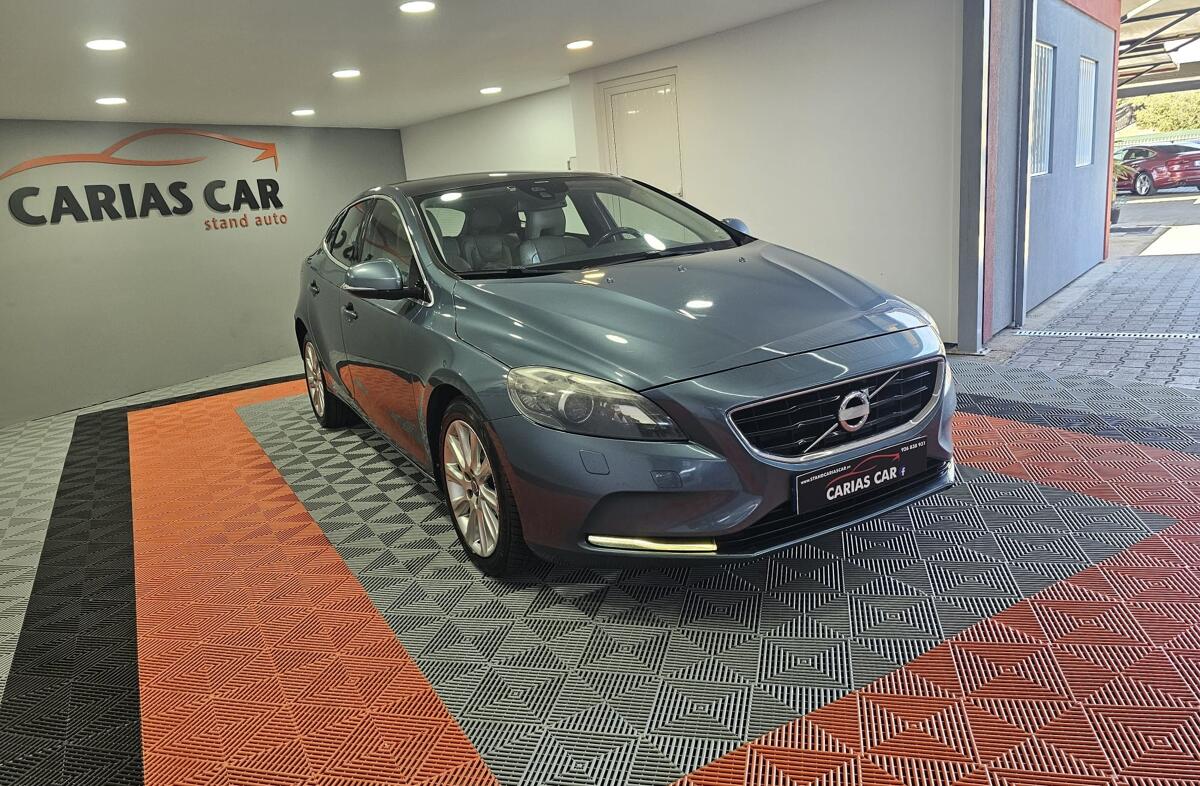VOLVO V40 1.6 D2 Momentum