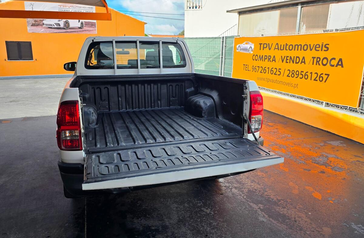 TOYOTA Hilux 2.4 D-4D 4WD CD Tracker