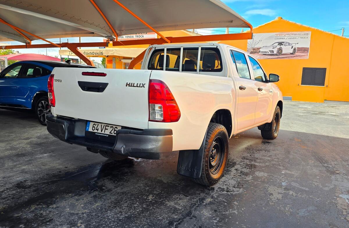 TOYOTA Hilux 2.4 D-4D 4WD CD Tracker