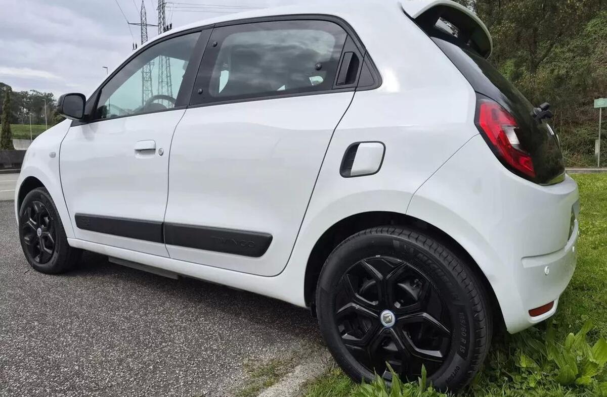RENAULT Twingo Z.E. 22 Intens