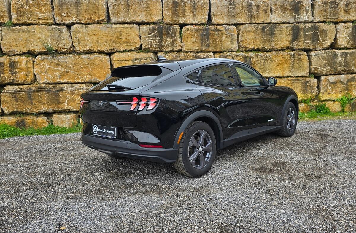 FORD Mustang Mach-E Alargada