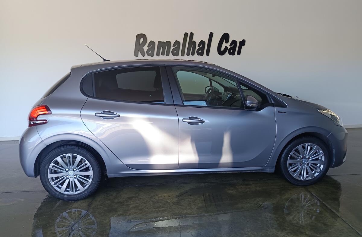 PEUGEOT 208 1.5 BlueHDi Signature