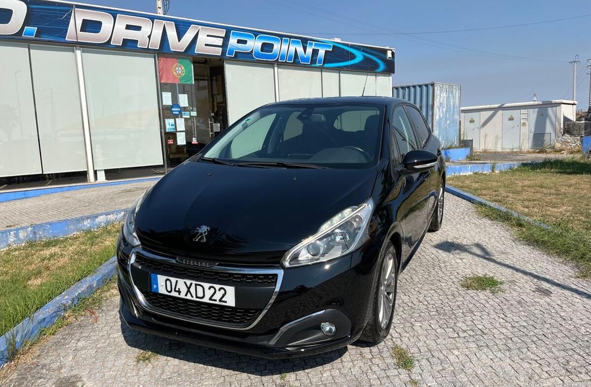 PEUGEOT 208 1.2 PureTech Signature
