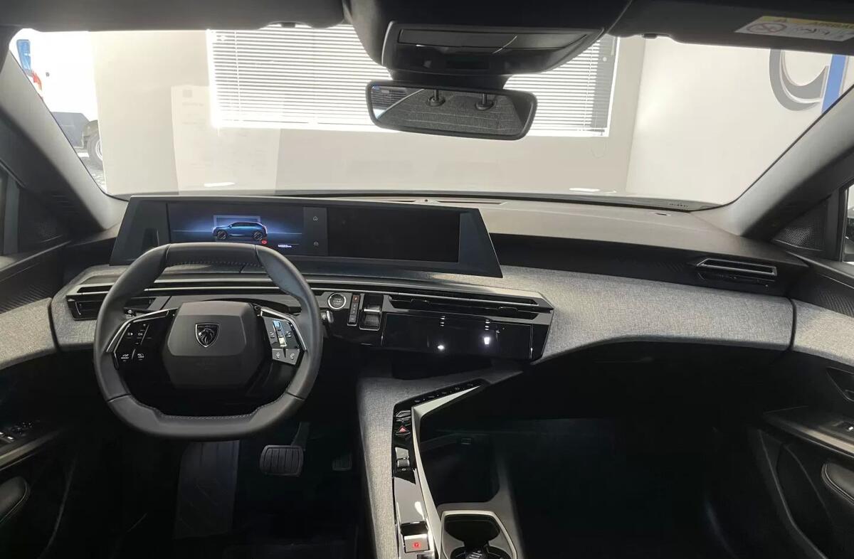 PEUGEOT 5008 1.2 Hybrid Allure e-DCS6
