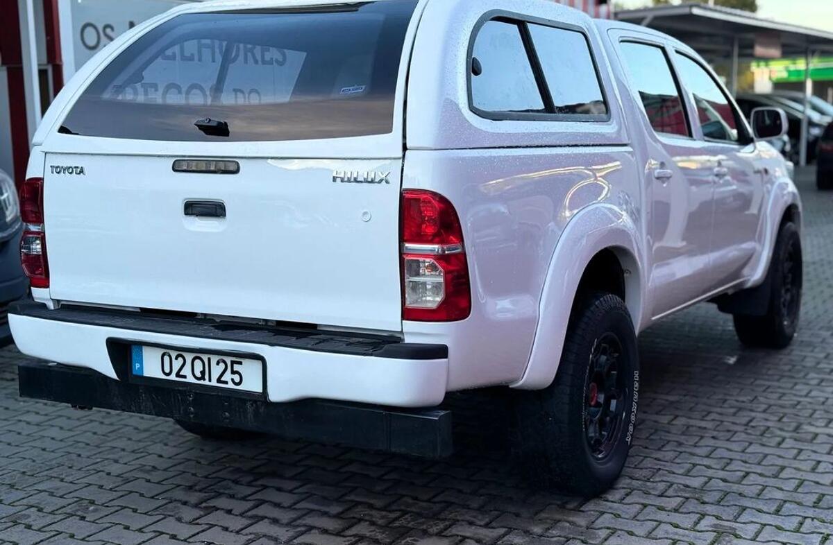 TOYOTA Hilux 2.5 D-4D 2WD Tracker