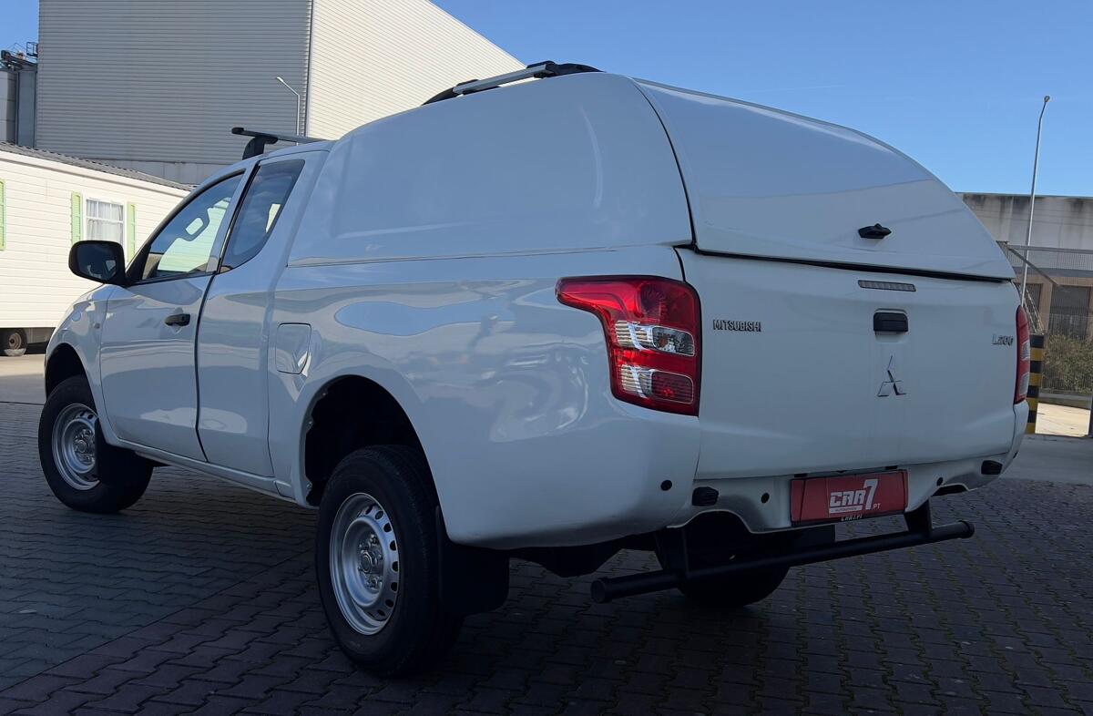 MITSUBISHI L 200 2.4 DI-D CD Invite 4WD