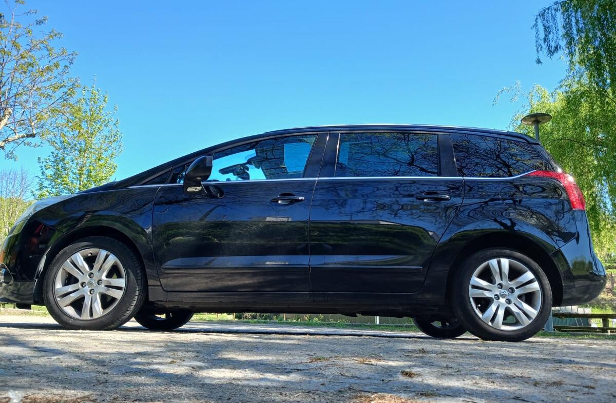 PEUGEOT 5008 2.0 HDi Sport