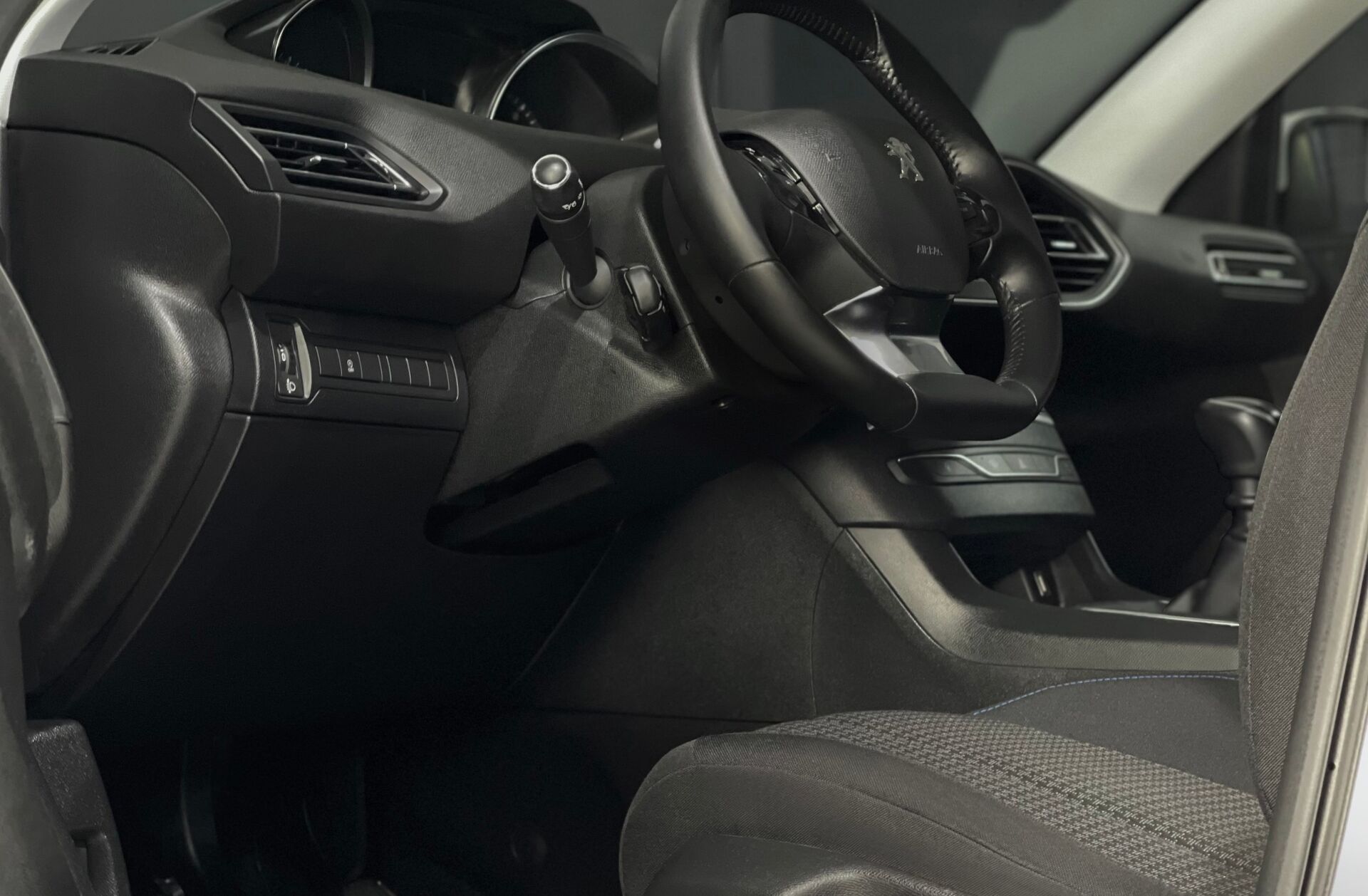 PEUGEOT 308 1.5 BlueHDi Business Line