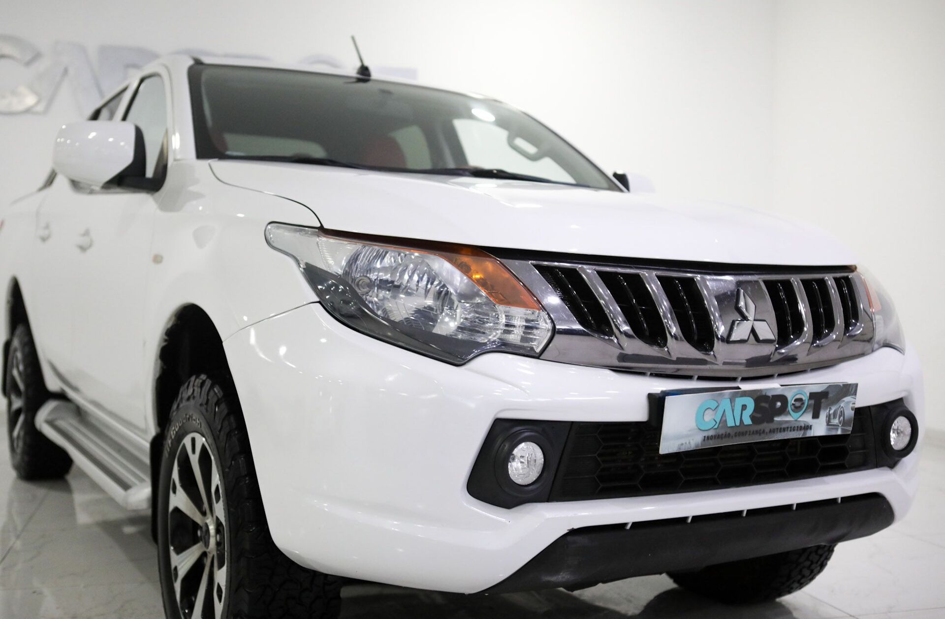 MITSUBISHI L 200 2.4 DI-D CD Invite 4WD