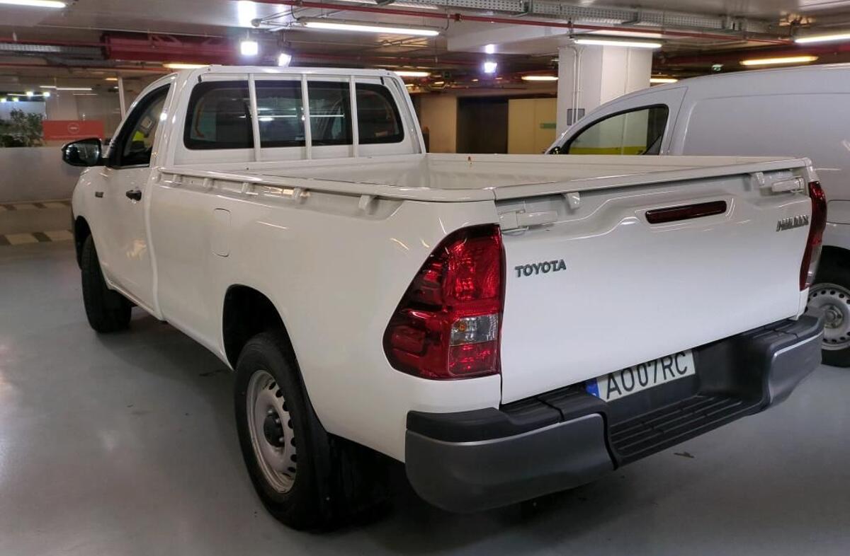 TOYOTA Hilux 2.4 D-4D 2WD CE CM