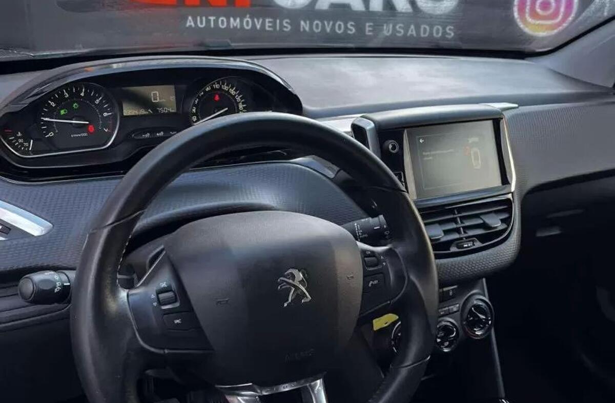 PEUGEOT 2008 1.2 PureTech Signature