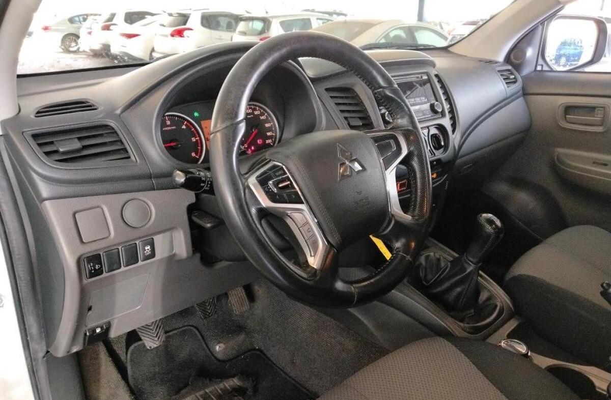 MITSUBISHI L 200 2.4 DI-D CD Invite 4WD