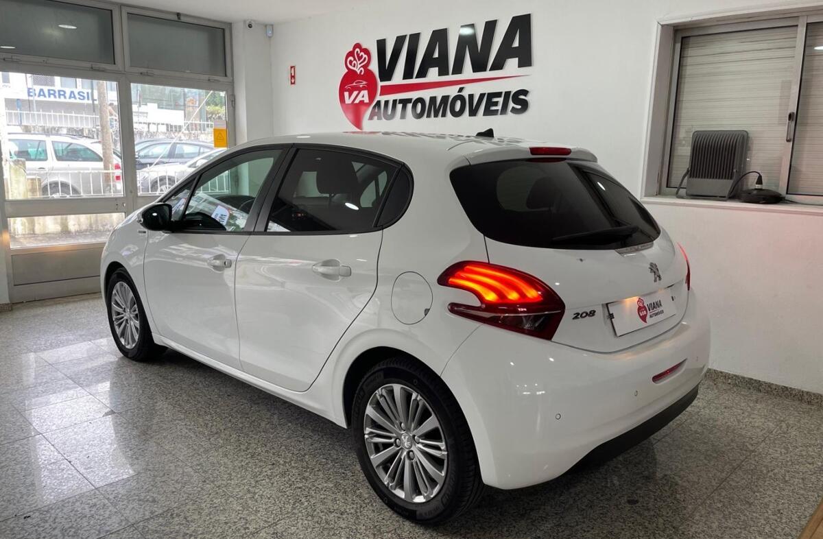 PEUGEOT 208 1.2 PureTech Signature