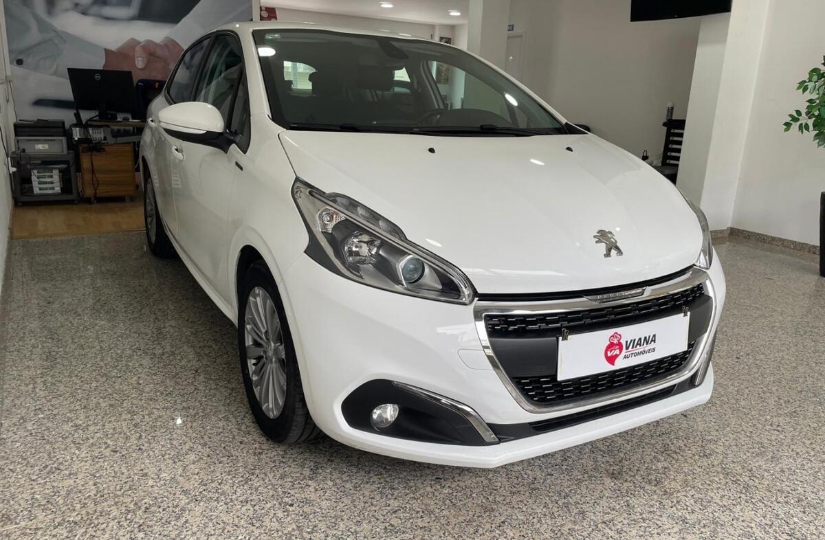 PEUGEOT 208 1.2 PureTech Signature