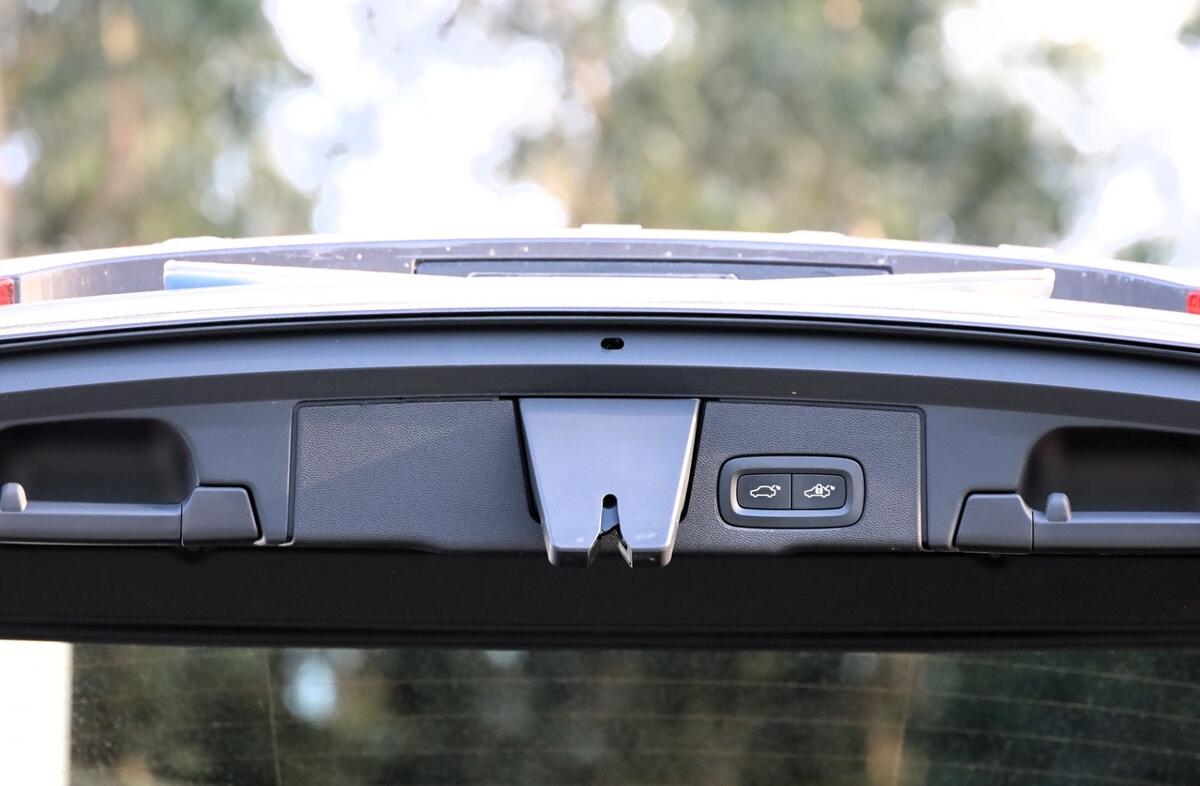 VOLVO XC60 2.0 B4 Momentum Plus