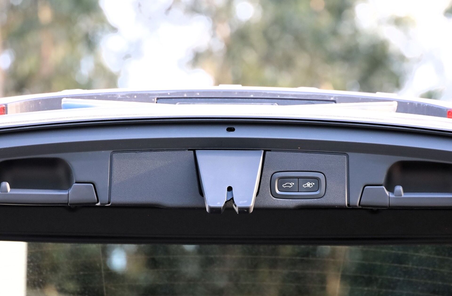 VOLVO XC60 2.0 B4 Momentum Plus