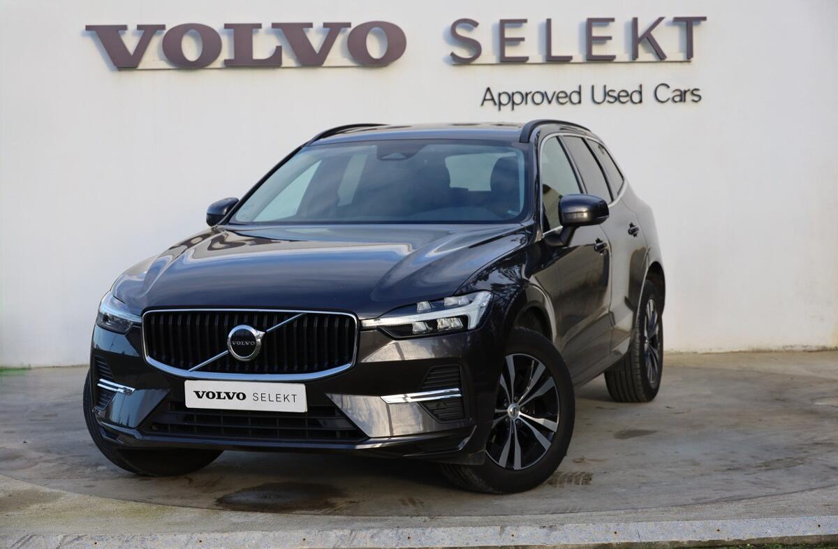 VOLVO XC60 2.0 B4 Momentum Plus