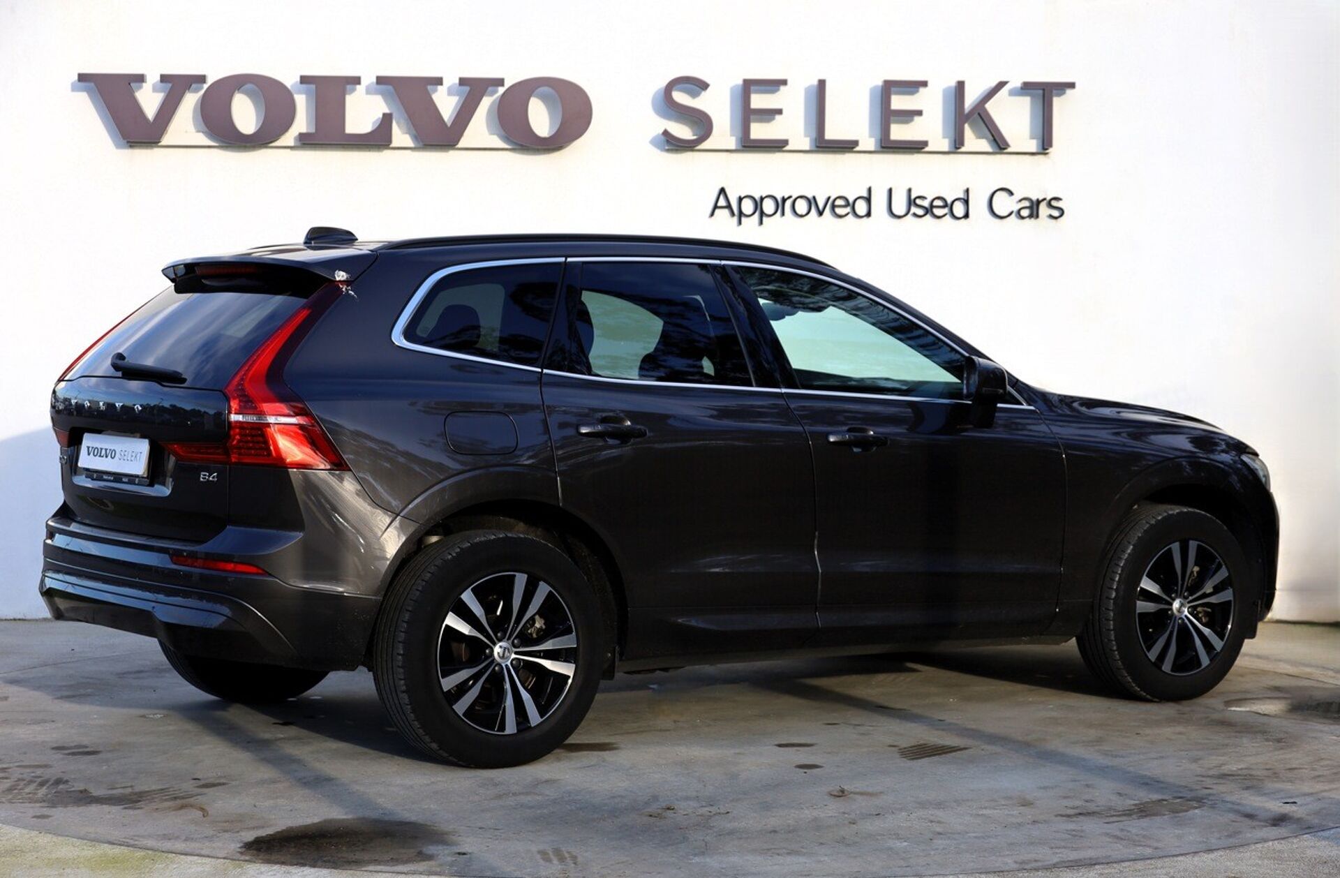 VOLVO XC60 2.0 B4 Momentum Plus