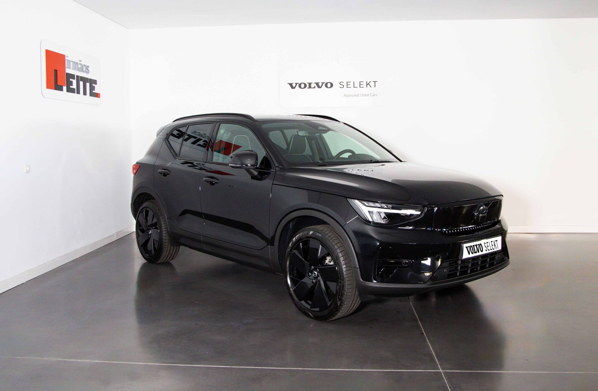 VOLVO EX40 Single Motor Extended Range Black Edition