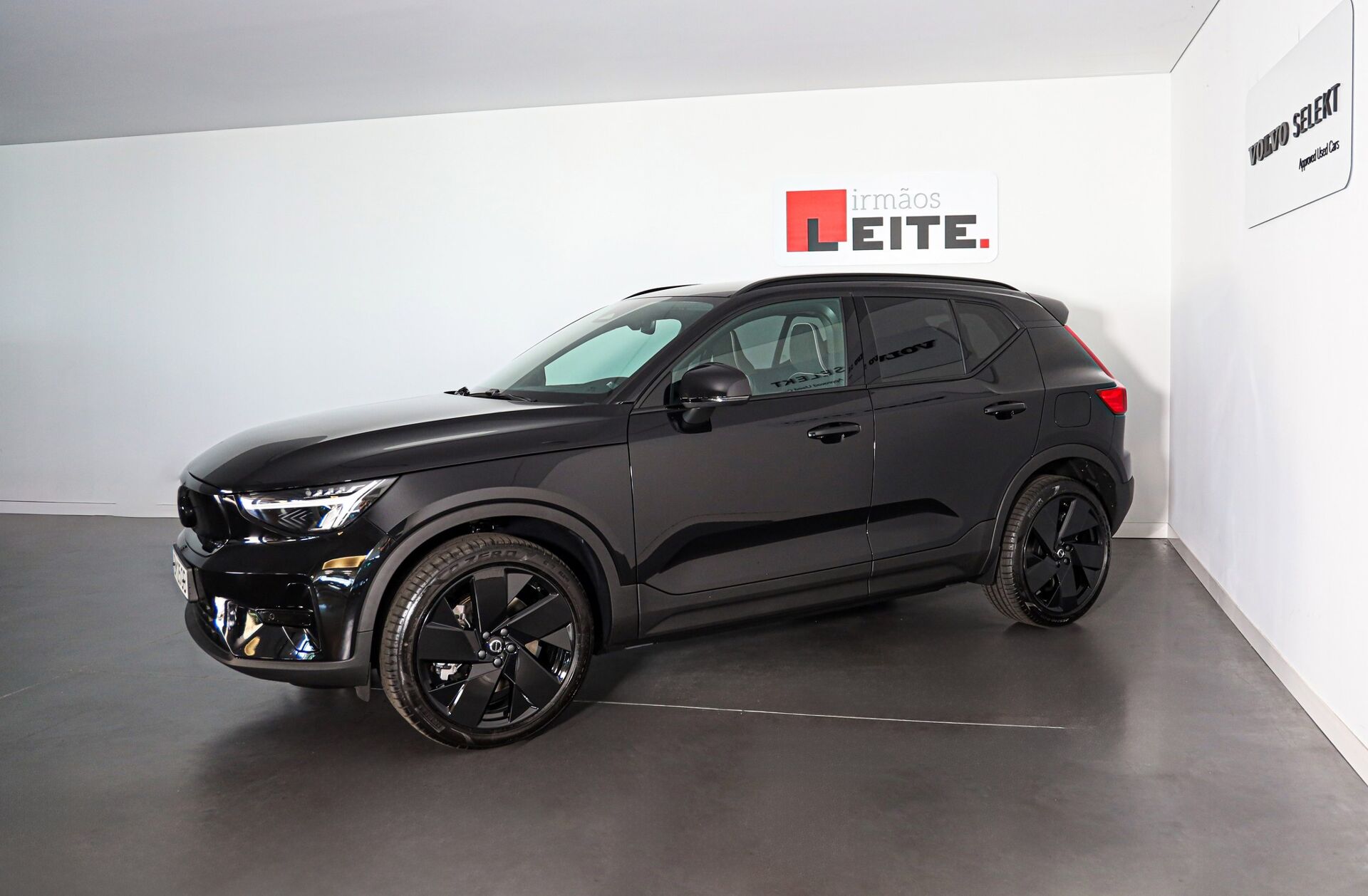 VOLVO EX40 Single Motor Extended Range Black Edition