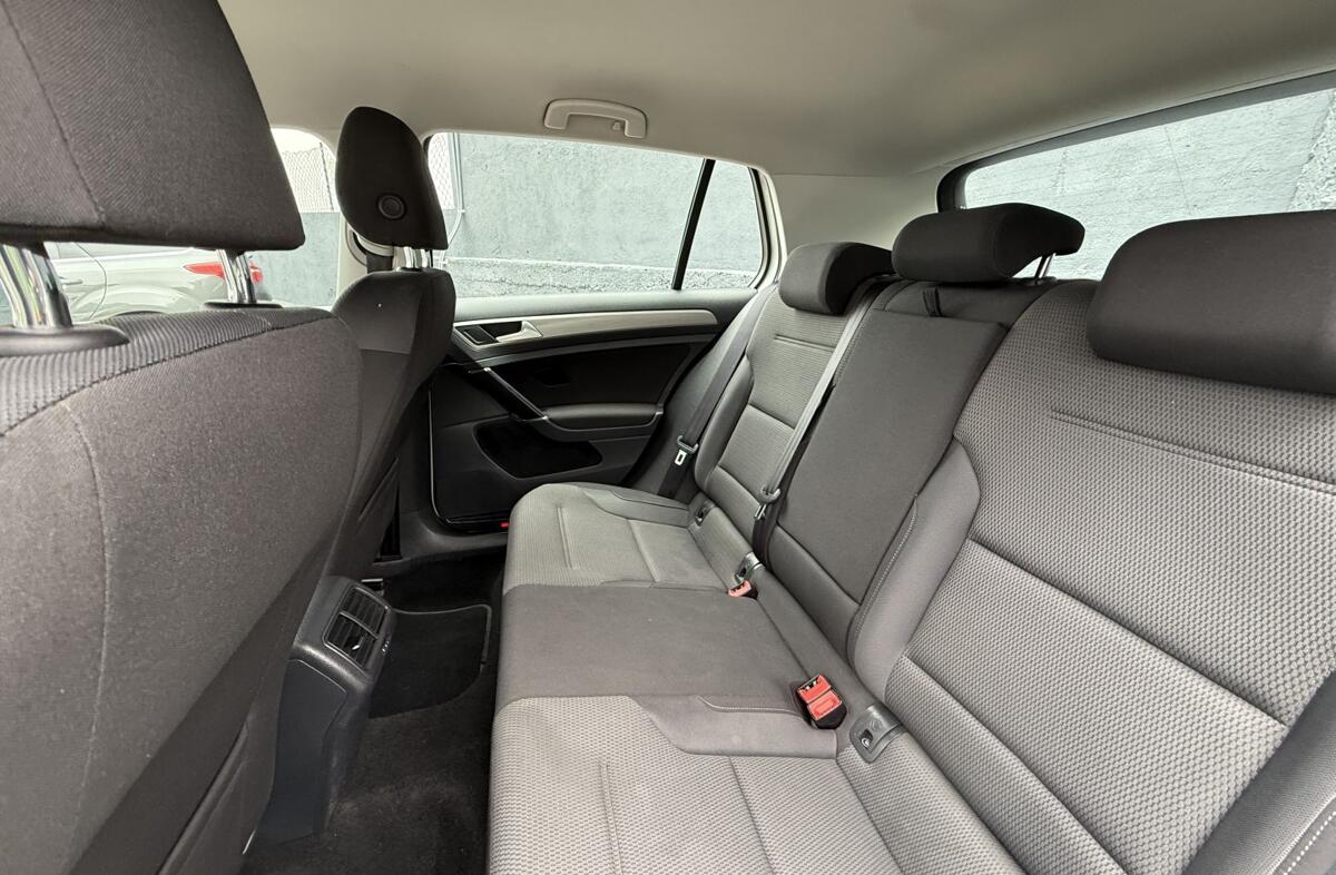 VOLKSWAGEN Golf 1.6 TDi Confortline DSG