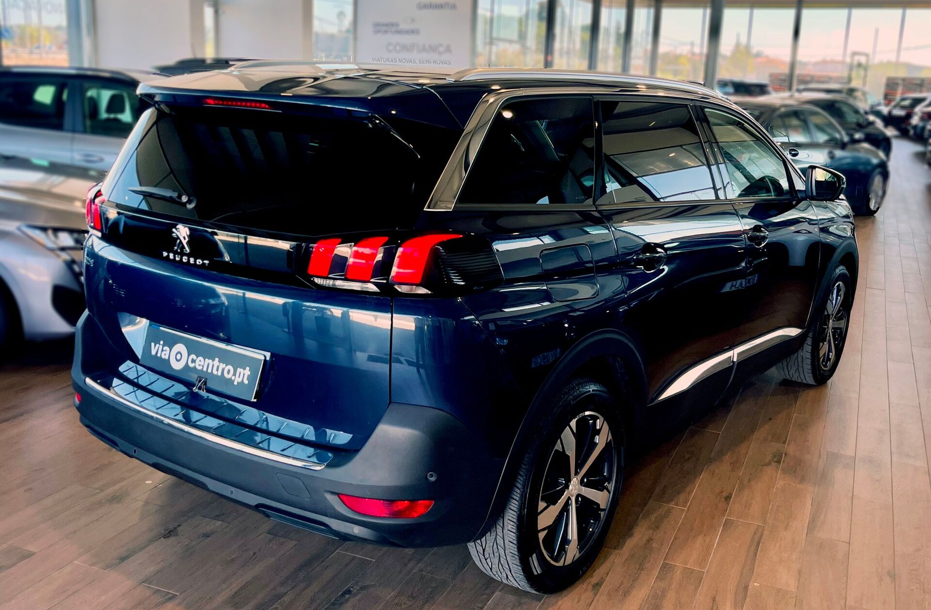 PEUGEOT 5008 1.2 PureTech Allure