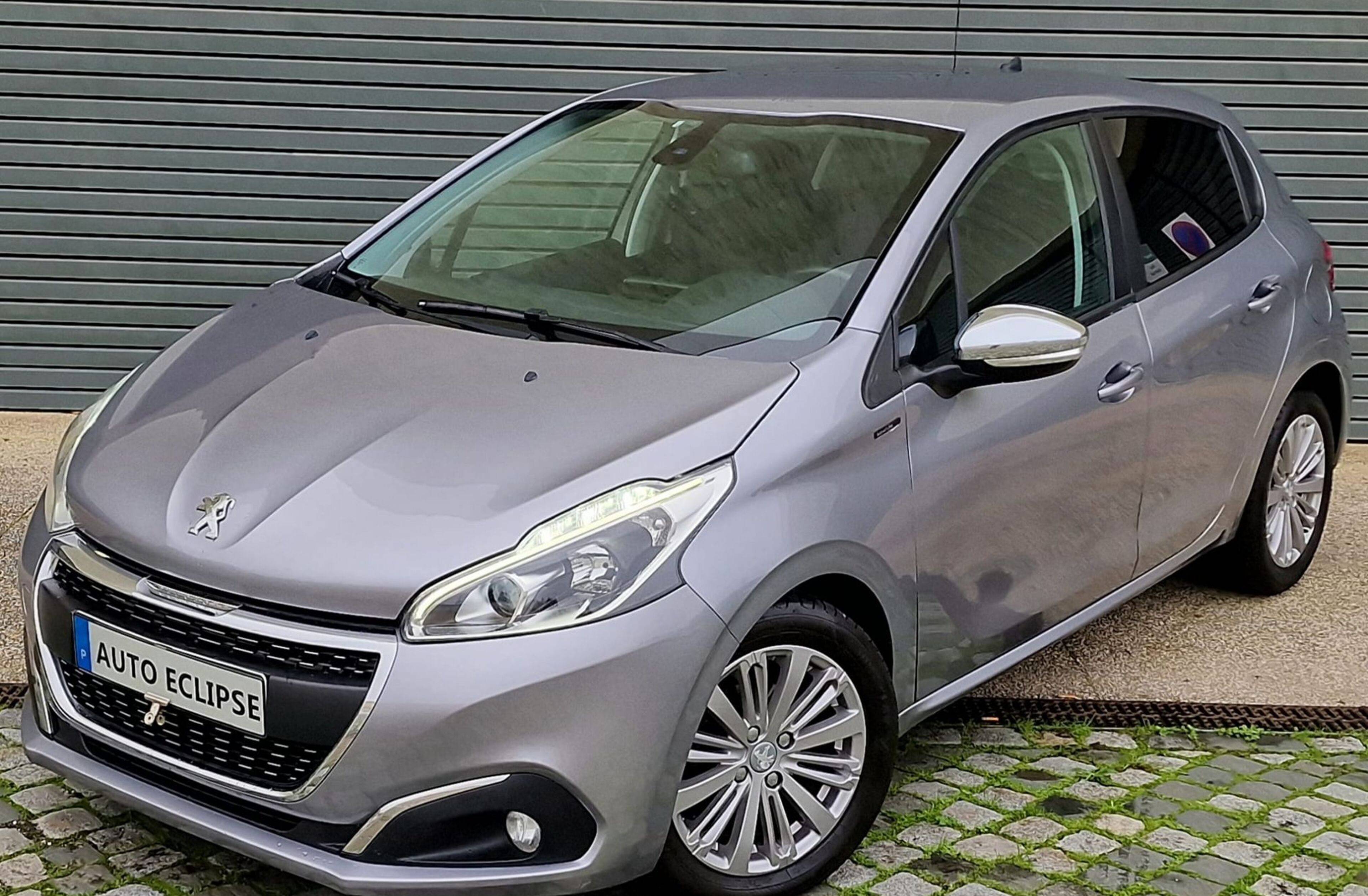 PEUGEOT 208 SIGNATURE