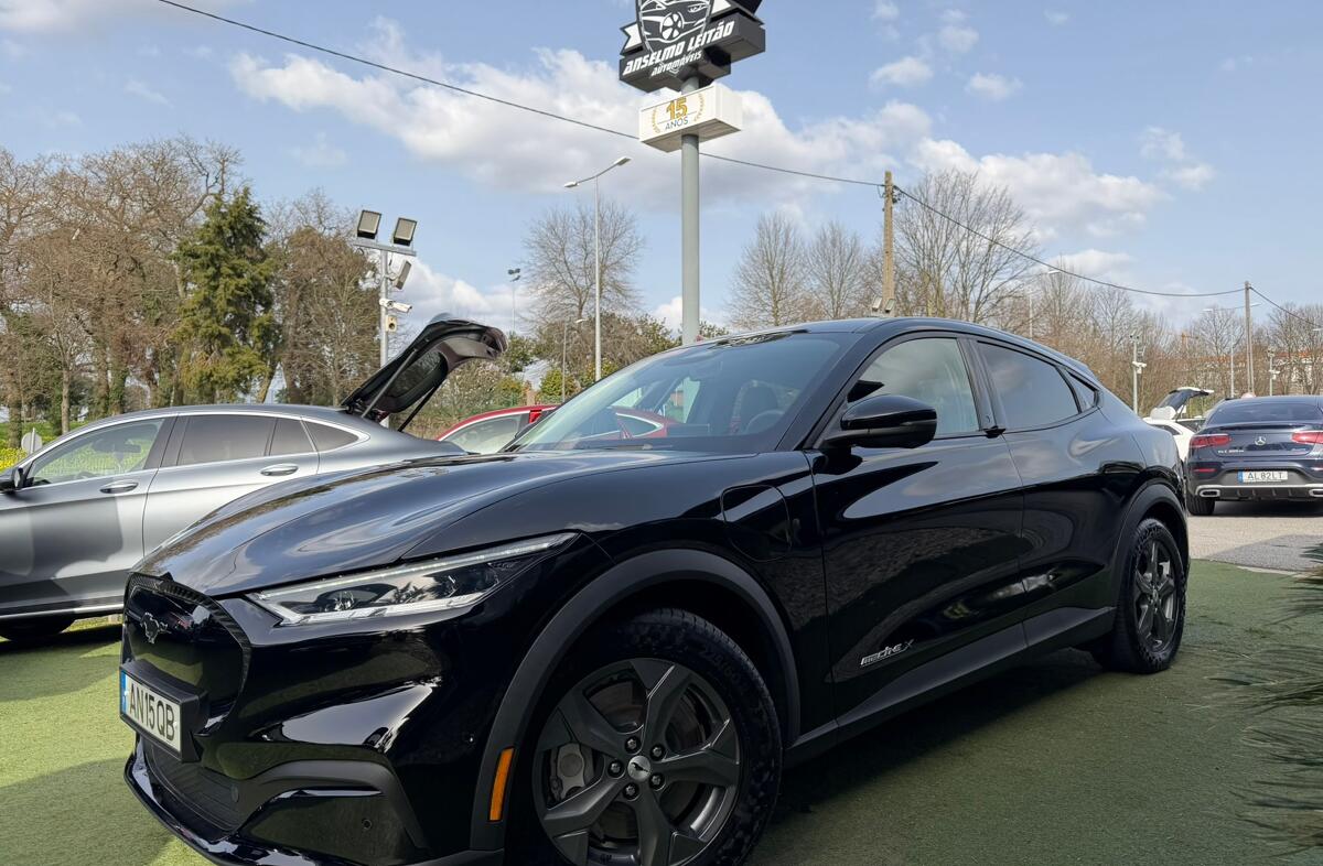 FORD Mustang Mach-E Alargada